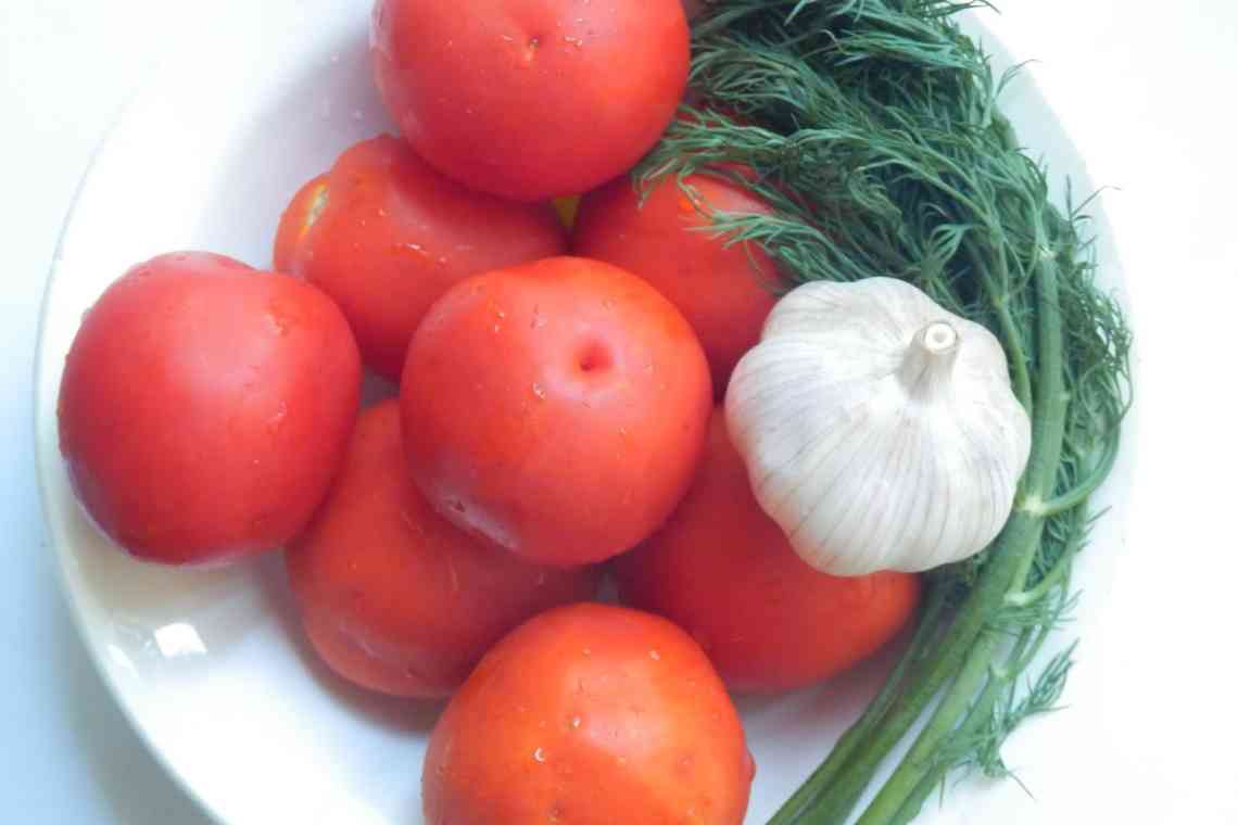 Швидкий рецепт малосольних помідор звичайних і черрі