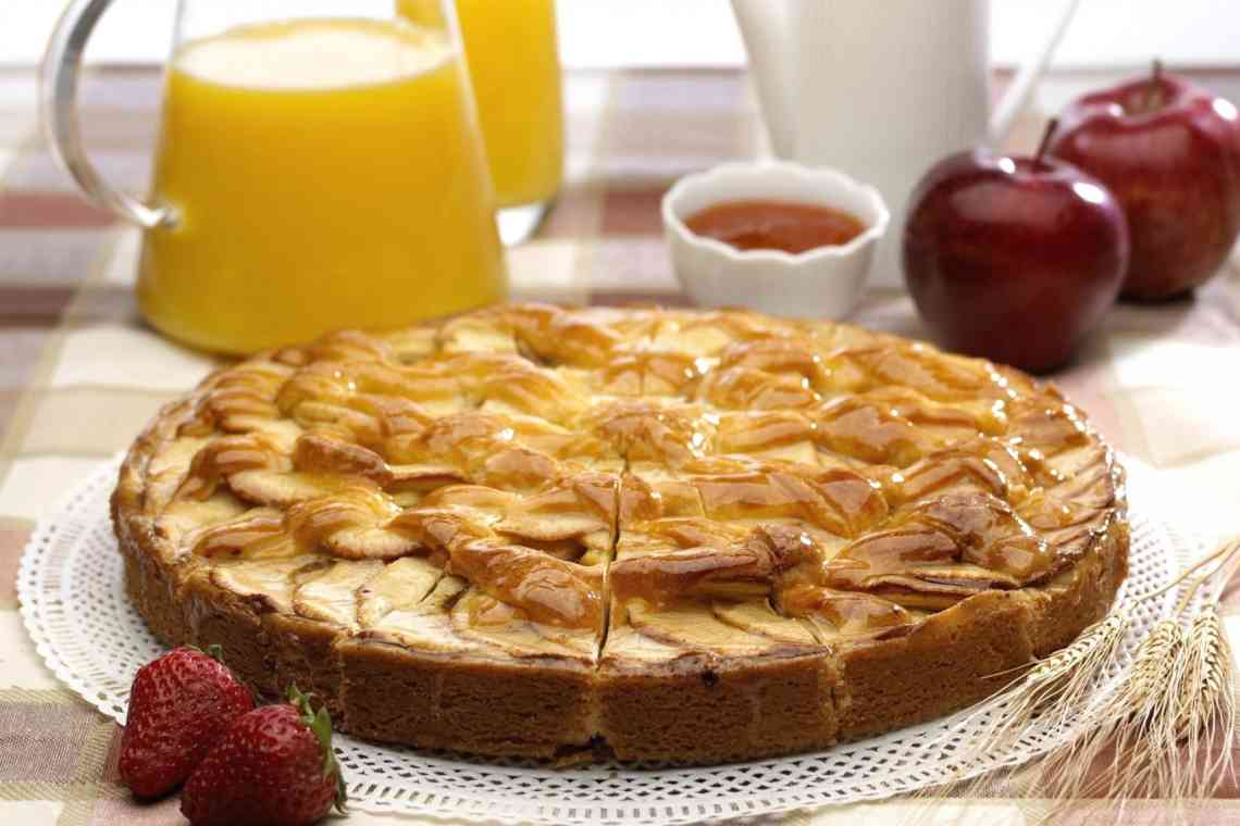 Проста шарлотка: рецепт першокласного пирога з яблуками