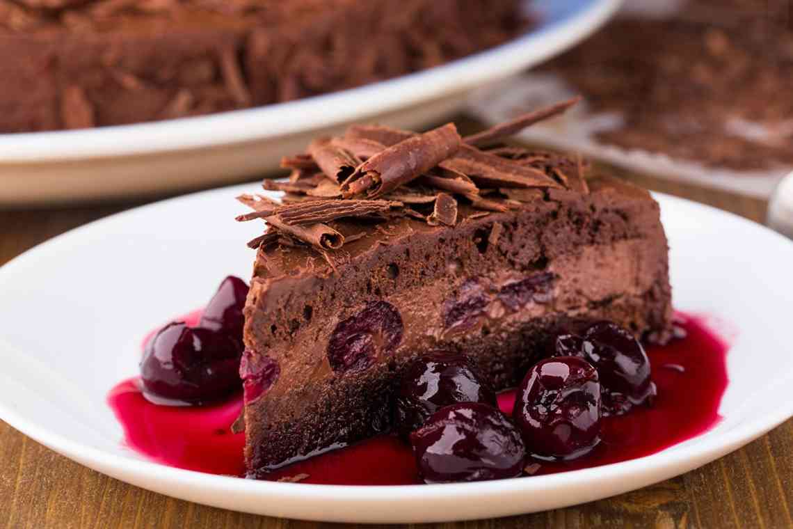 Шоколадний пиріг з вишнями: кілька рецептів десерту