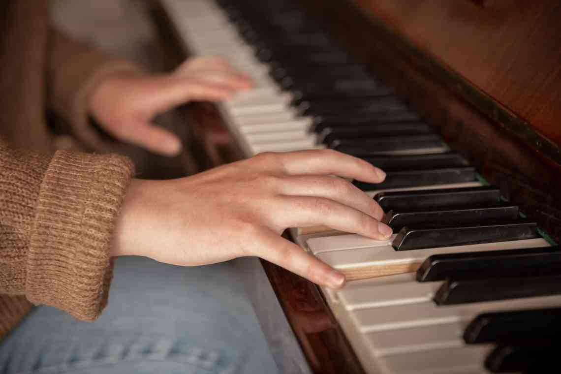 Засмучене піаніно: хто грає на засмучених клавішах?