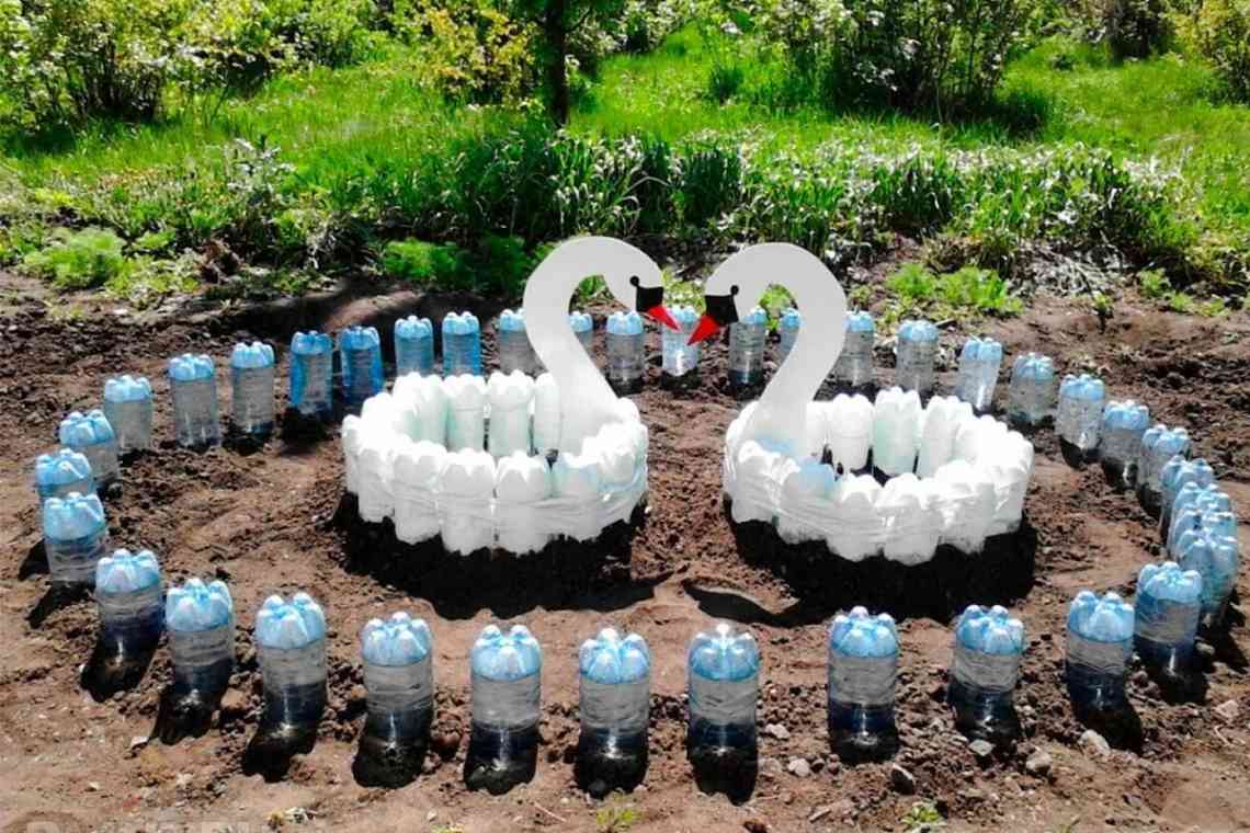 Лебеді з пластикової пляшки - чудова прикраса для вашого саду