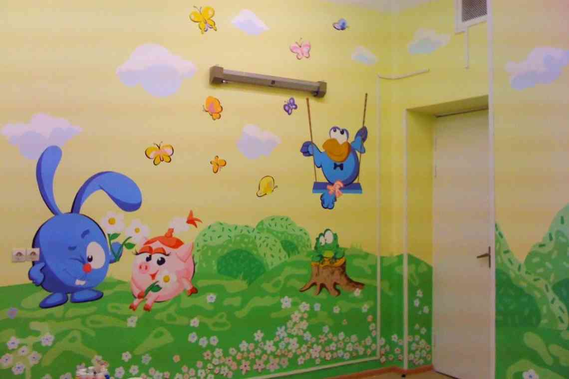 Розвиваючі малюнки на стіні в дитячому садку