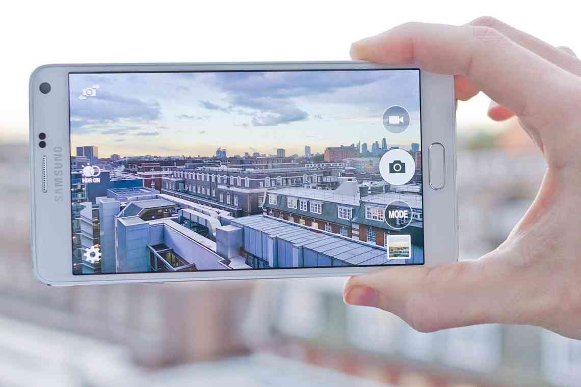 Samsung проектує складний Z-подібний смартфон з незвичайною камерою