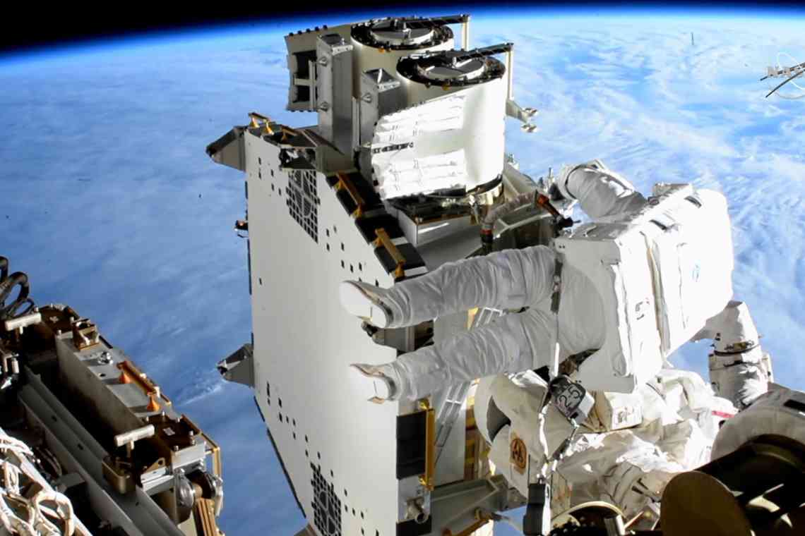 Два астронавти у відкритому космосі майже 7 годин готували МКС до встановлення нових сонячних панелей
