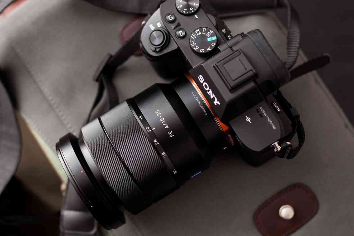 Sony анонсувала об'єктив ZEISS 16-35 мм для Alpha 7 і новий спалах