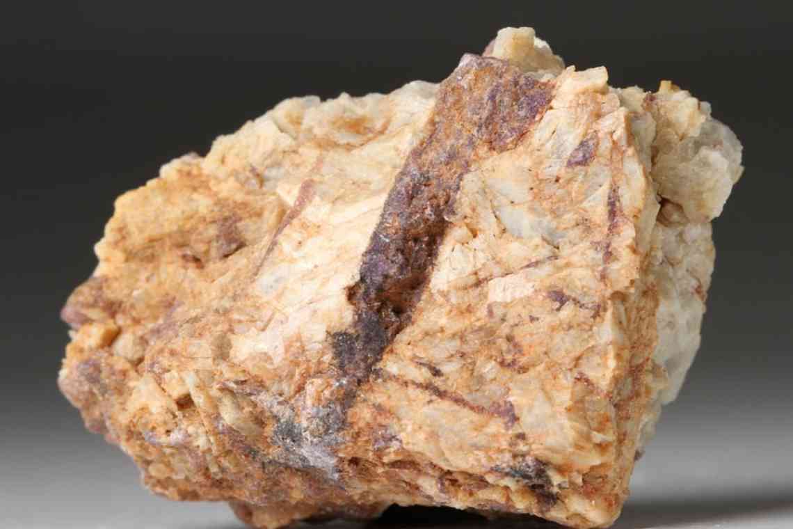 Польовий шпат та інші мінерали