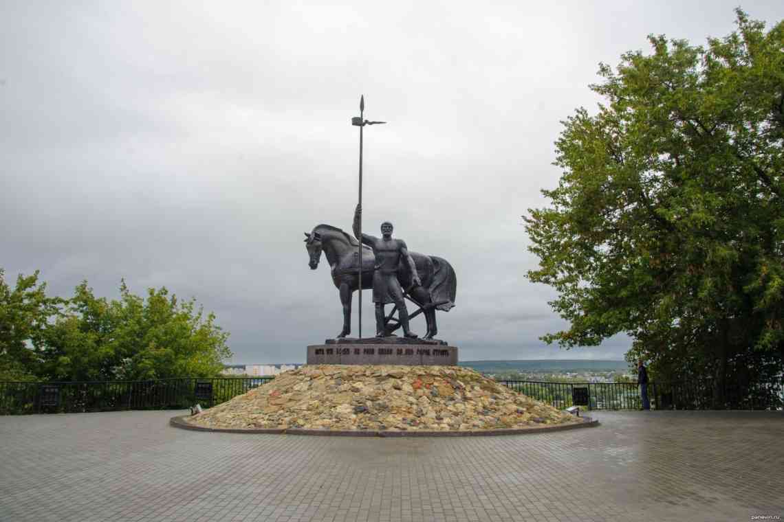 Пам'ятник Першопоселенцю, Пенза: адреса, автори