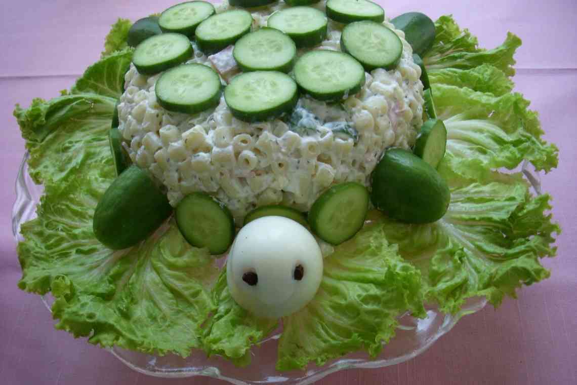 Святковий гарний салат. Прикраси для салатів з овочів та яєць