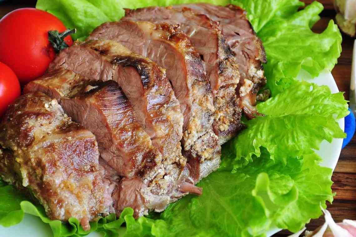 Смачна запечена свинина: калорійність і рецепти