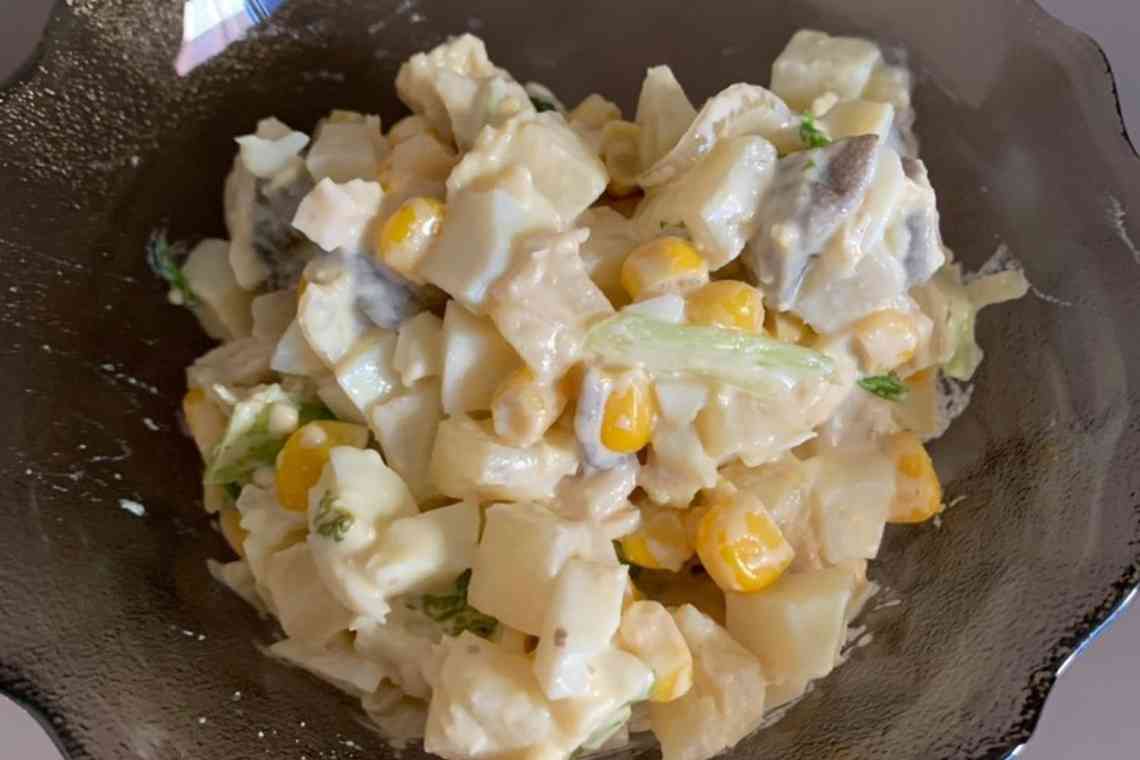 Салат з куркою, ананасами і сиром: рецепти приготування