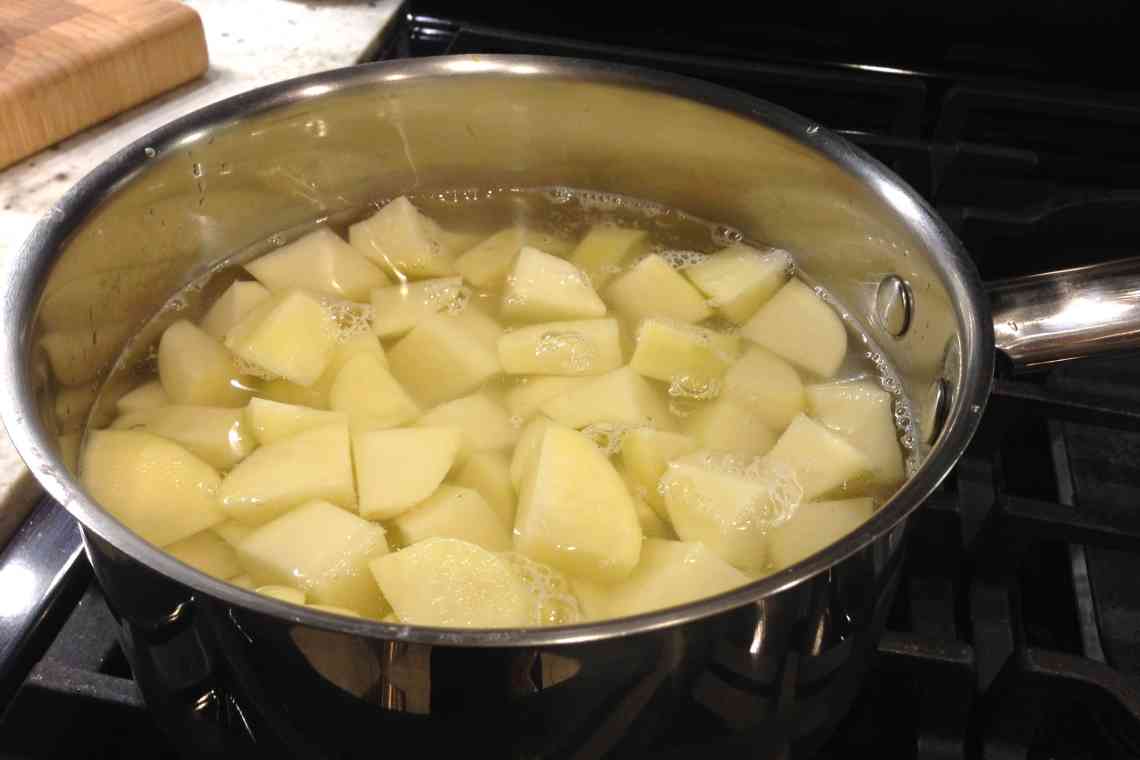 Дізнаємося як варити картоплю в каструлі різними способами для різних страв