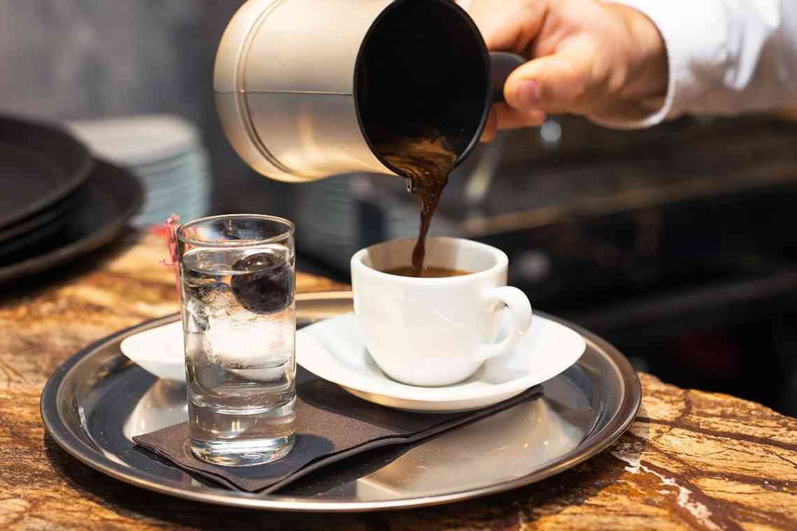 Навіщо пити воду після кави?
