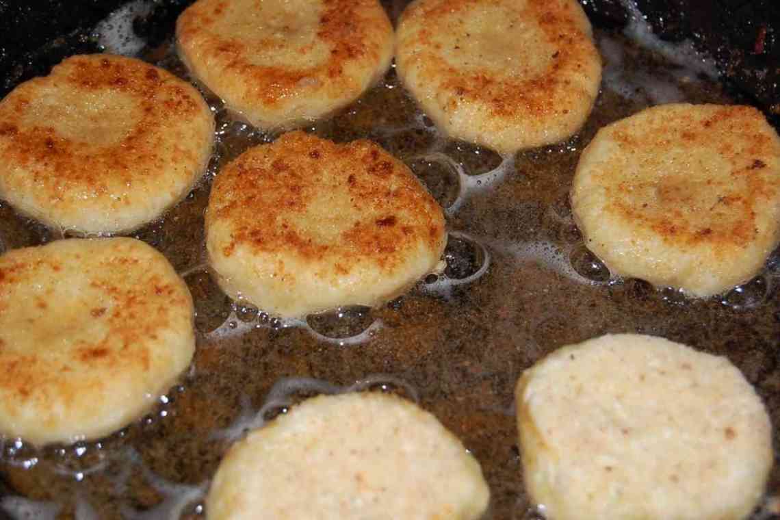 Сирники з домашнього сиру: рецепти приготування на сковороді і в духовці