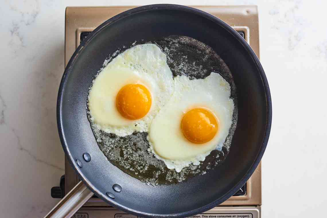 Дізнаємося як багато смажити яєчню на сковороді?