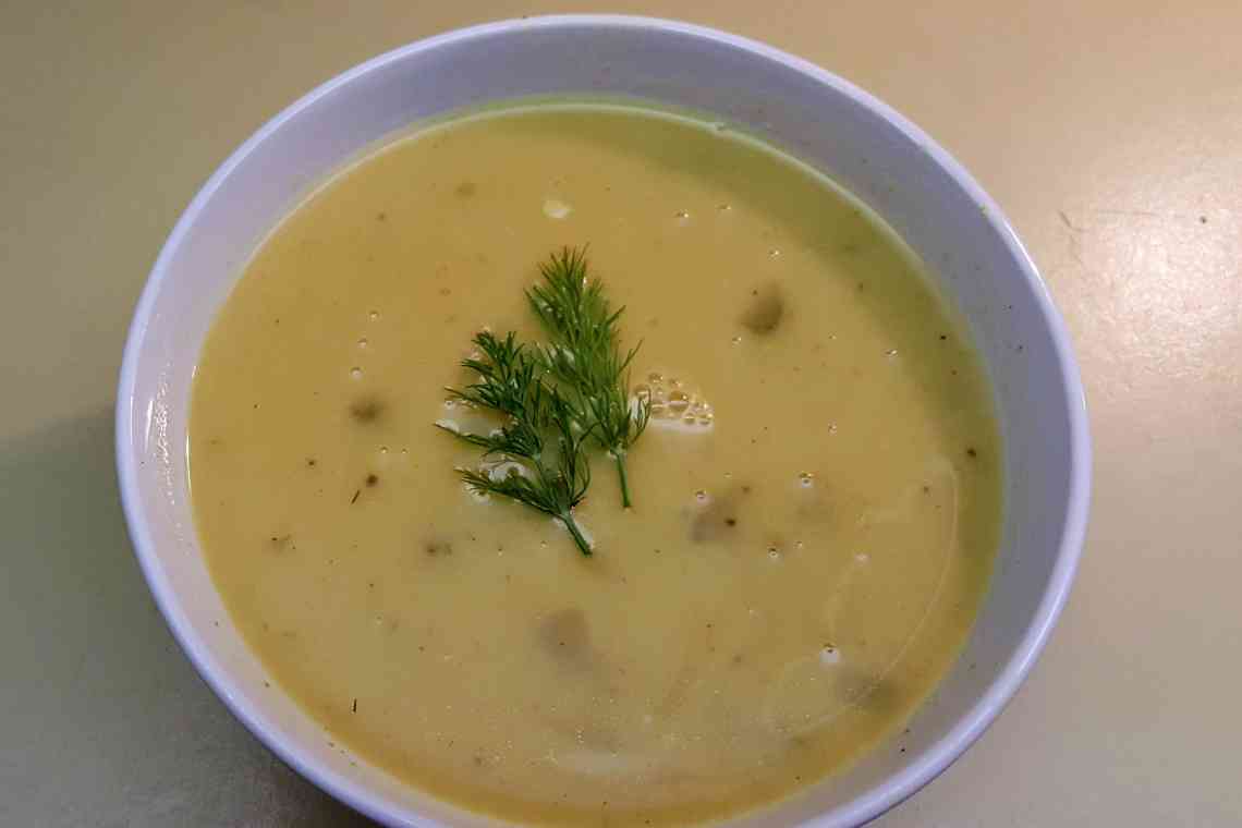 Смачний ніжний суп із солоними огірками