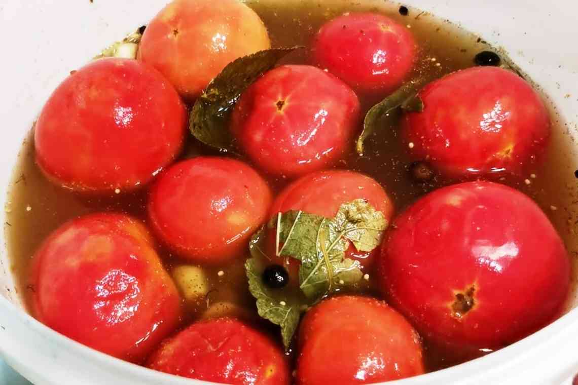 Дізнаємося чи можна робити помідори солоні в каструлі?
