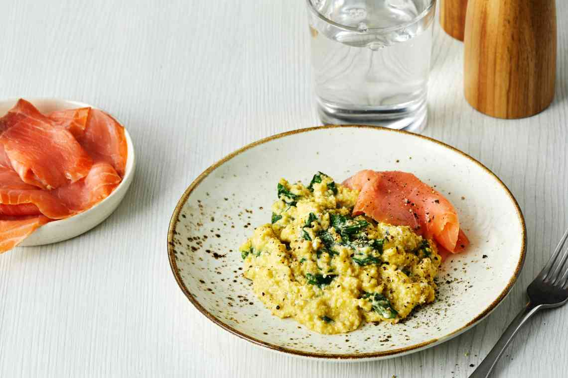 Яєчня з помідорами і ковбасою - смачний і поживний сніданок