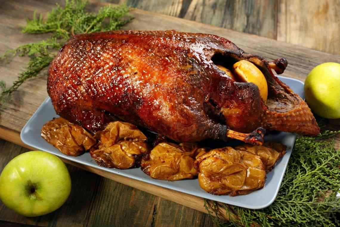 Дізнаємося як правильно приготувати смачну качку з яблуками до святкового столу?