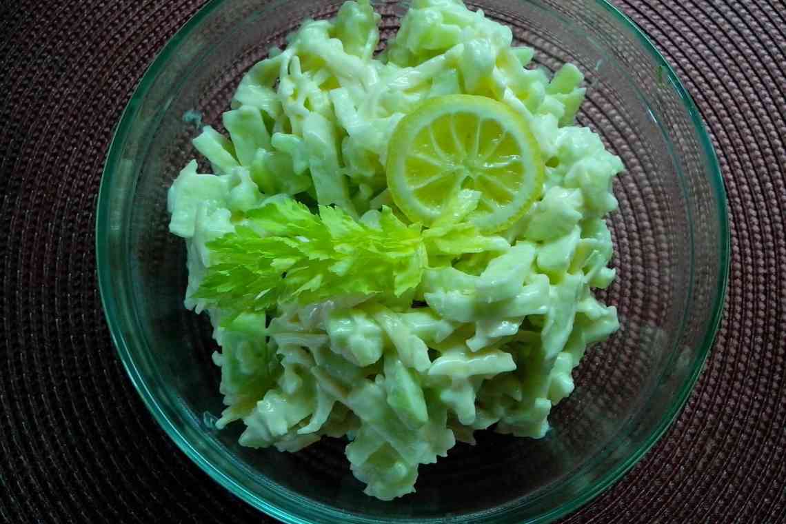 Салати зі стеблевого селера: рецепти приготування смачних і корисних страв