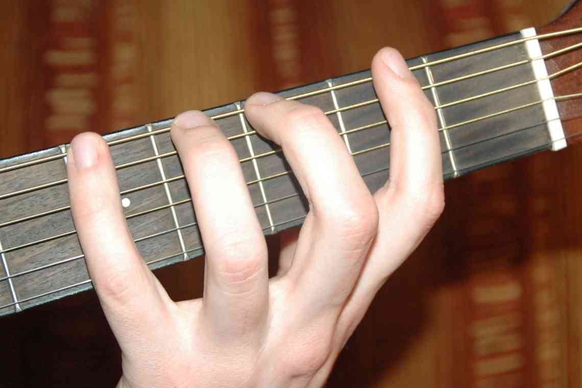 Як навчитися правильно тримати гітару?