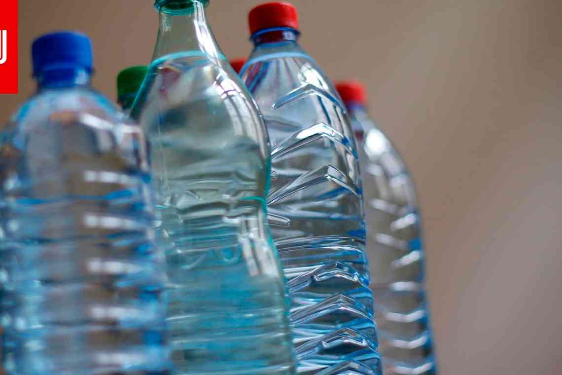 Як вскип'ятити воду в пластиковій пляшці на багатті?