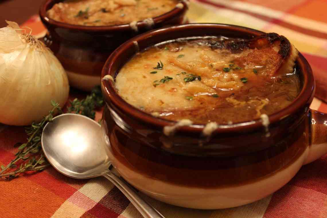 Як приготувати класичний французький луковий суп на швидку руку?