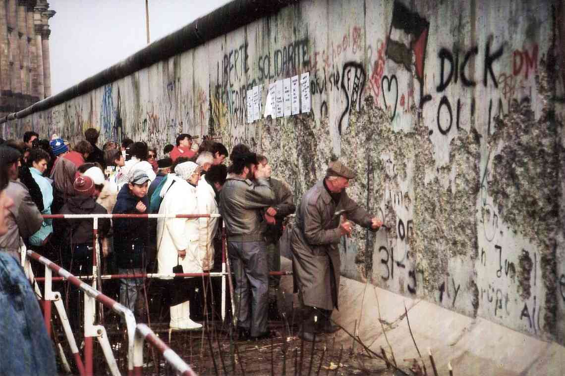 Падіння Берлінської стіни. Рік падіння Берлінського муру