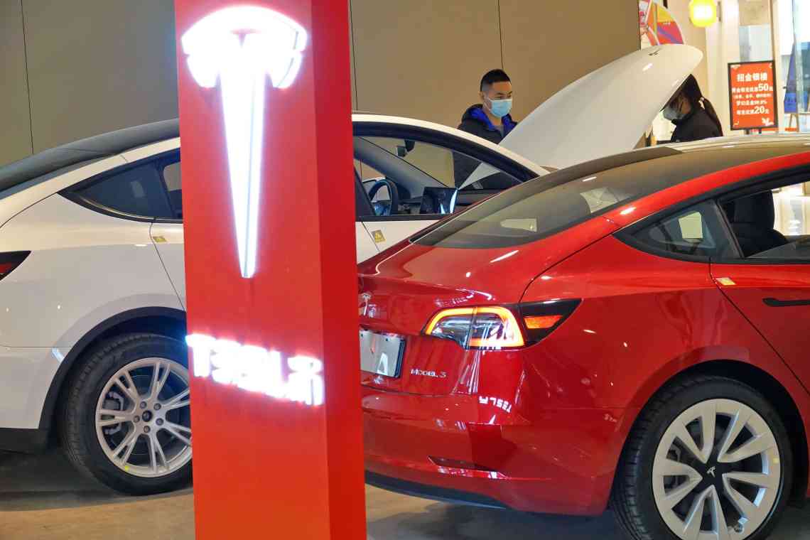 Продажі електромобілів Tesla в США впали на 39%