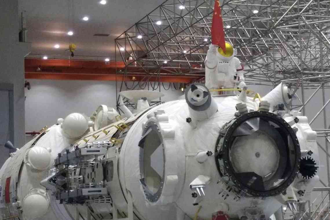Китай готує запуск космічної станції: почалася установка основного блоку на ракету-носій