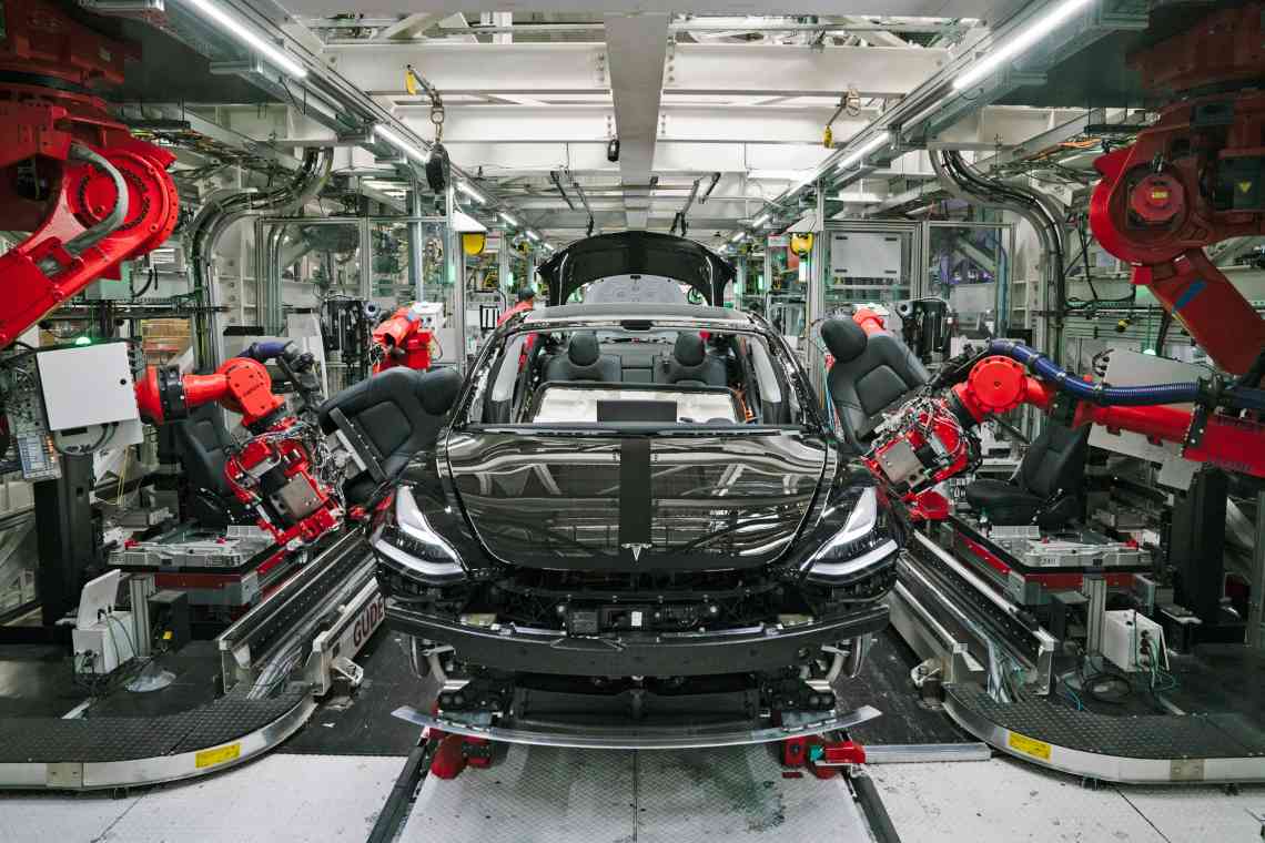 Tesla подала в суд на китайський сайт, який розкритикував якість її електромобілів і умови праці на заводі в Шанхаї "