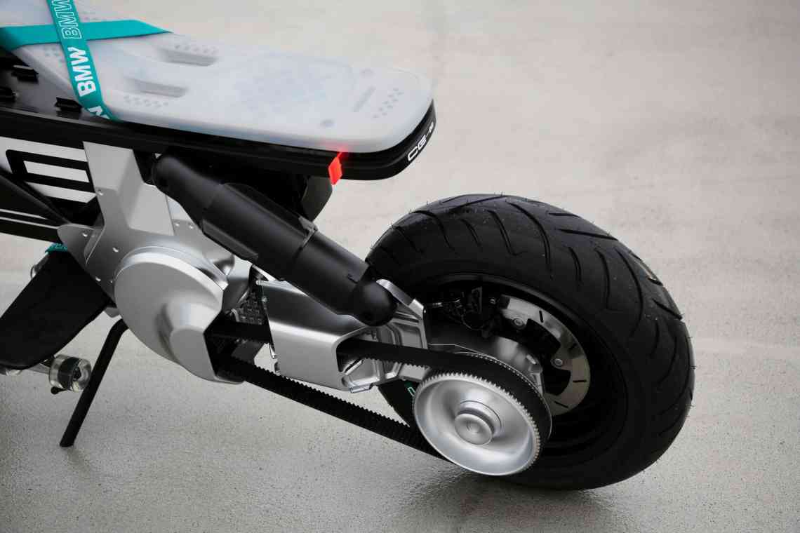 BMW представила Motorrad CE 02 - невеликий електричний мотоцикл без надмірностей