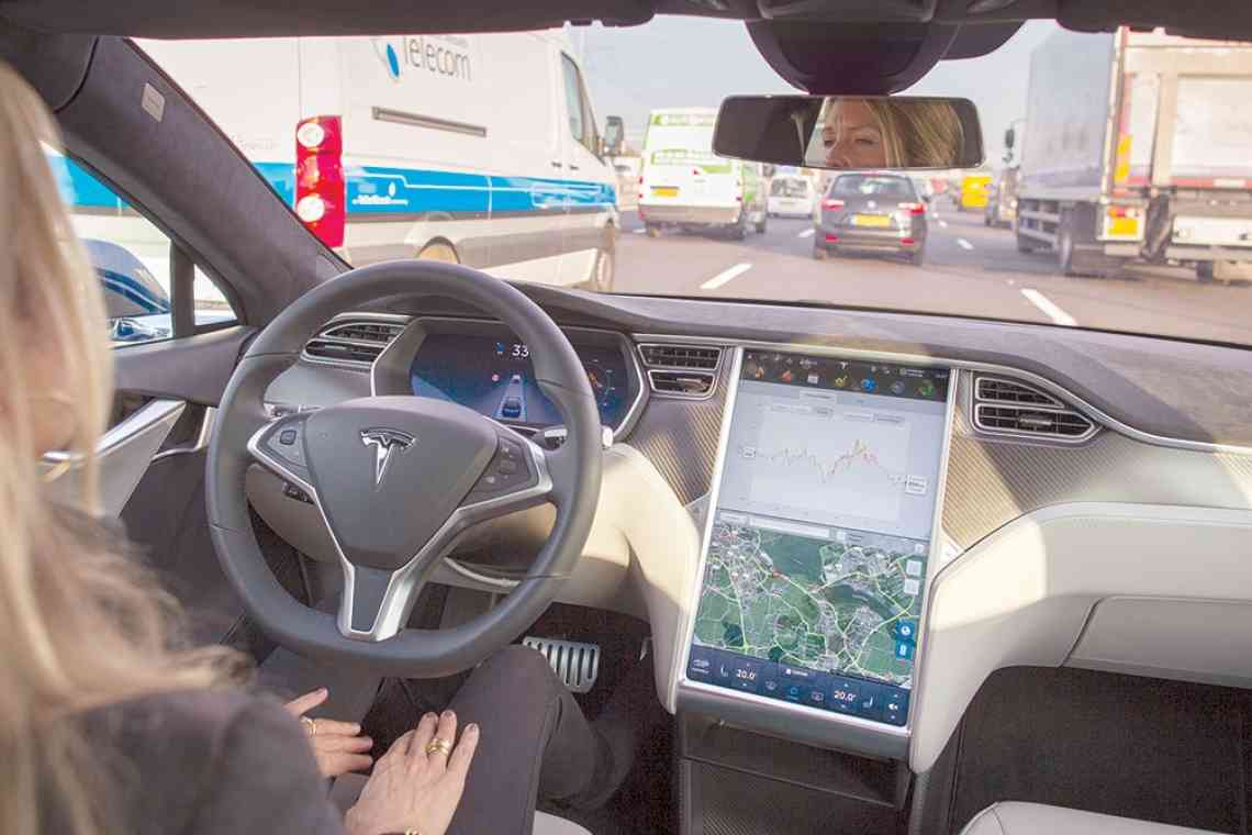Американський регулятор зажадав у Tesla пояснити, чому вона не відкликала автомобілі для оновлення системи Autopilot "