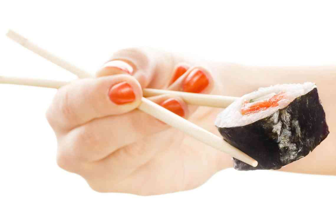 Дізнаємося як буде правильно тримати японські палички: вчитися ніколи не пізно!