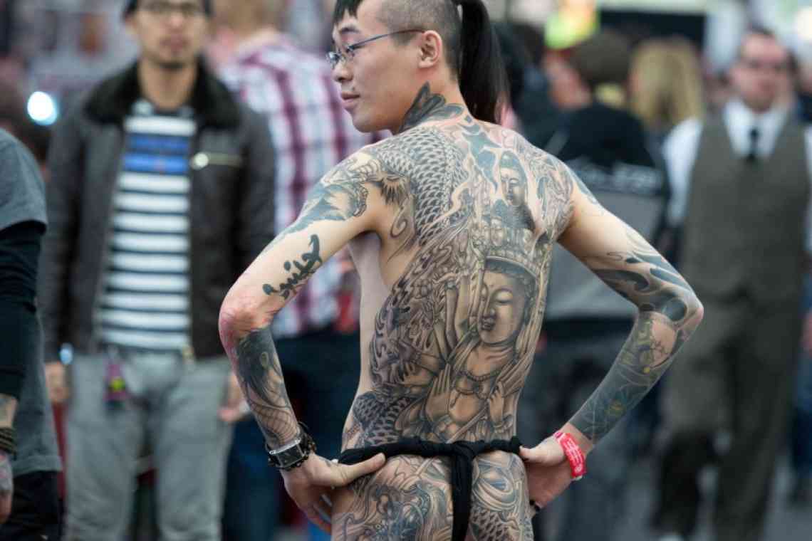 У Лондоні показали найбожевільніші татуювання і модифікації тіла у світі