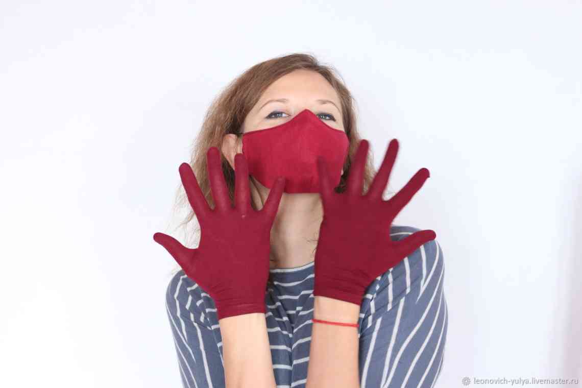 Замість маски: чи рятує від коронавірусу носіння рукавичок