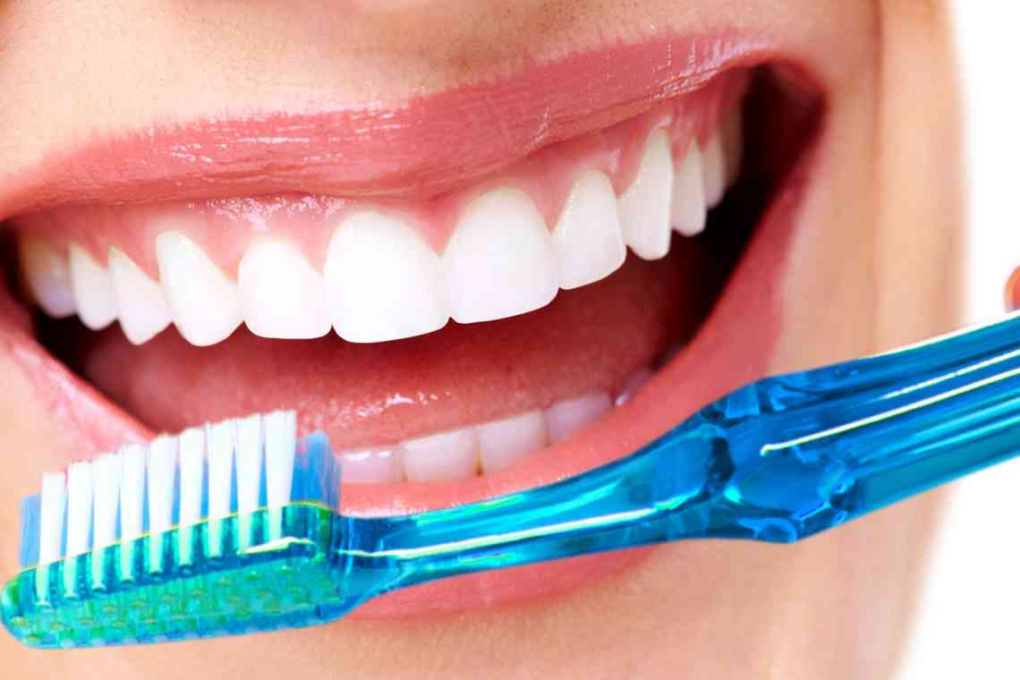 Щітка, нитка та іригатор: як правильно чистити зуби в домашніх умовах (дізналися у стоматолога)