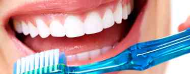 Щітка, нитка та іригатор: як правильно чистити зуби в домашніх умовах (дізналися у стоматолога)