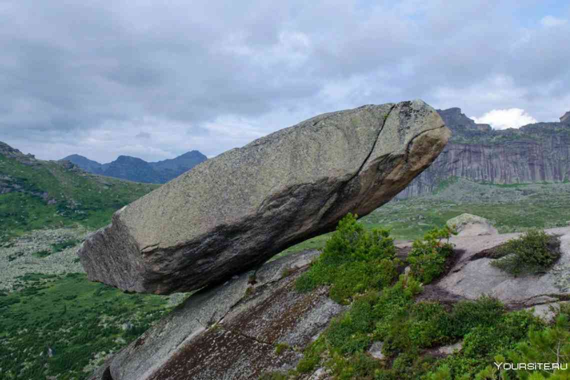 Висячий камінь - примха природи