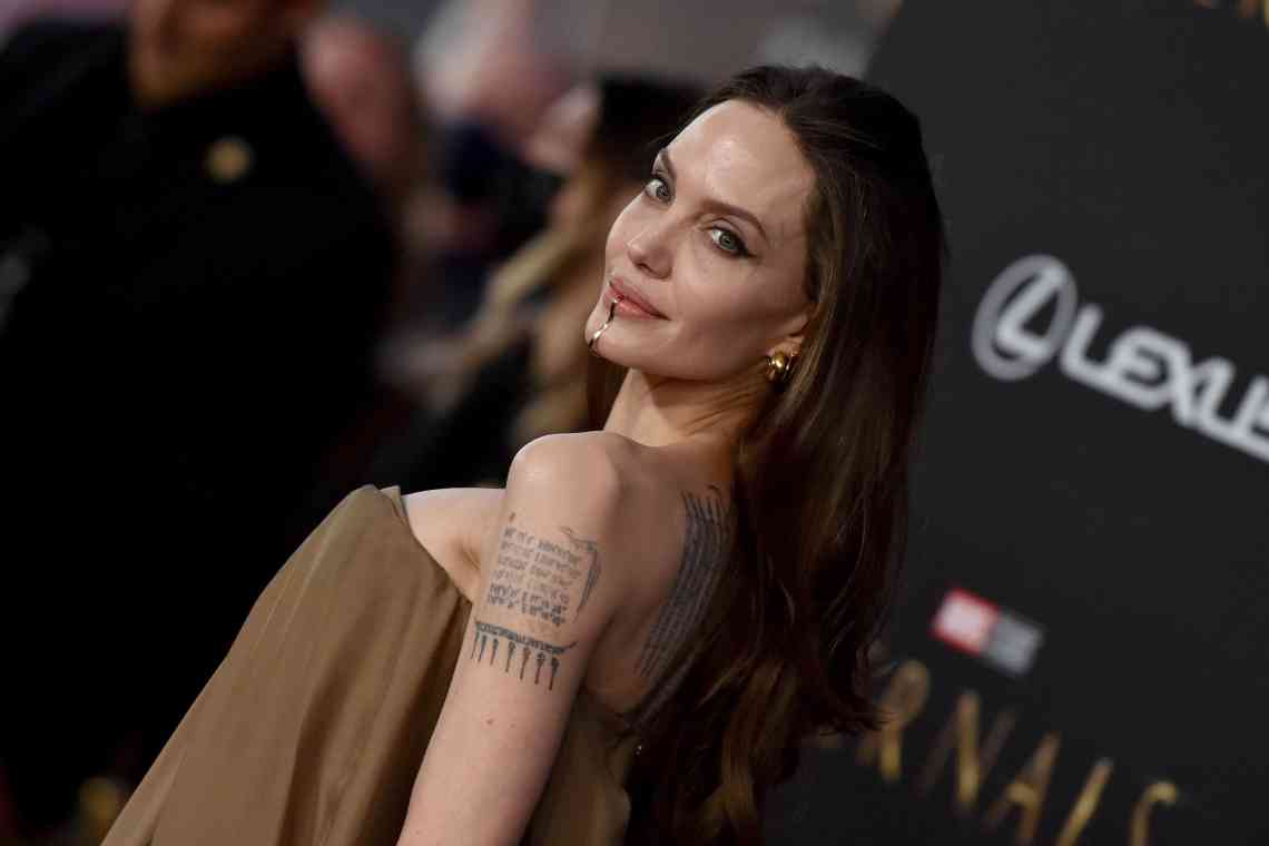 Анджеліна Джолі підняла серйозну тему у вересневому номері журналу Elle