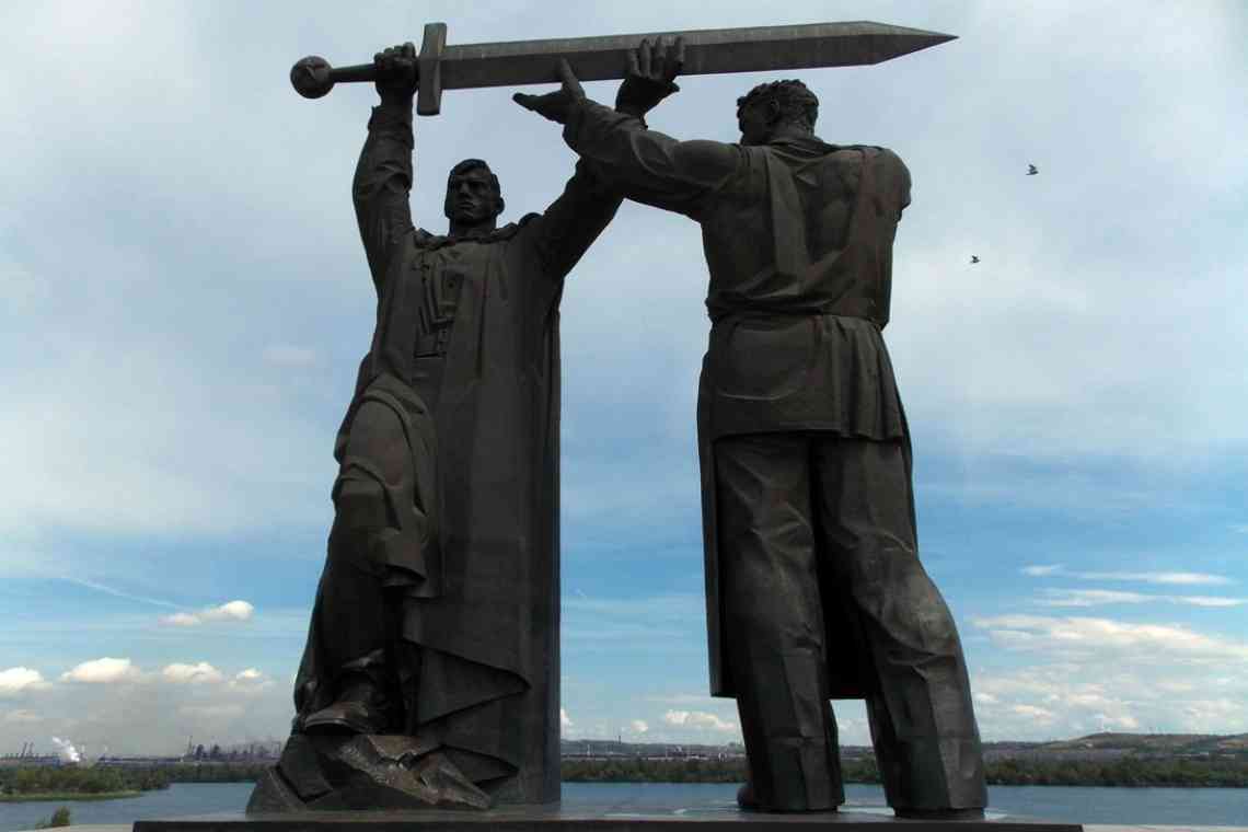 Пам'ятник «Тил - Фронту» в Магнітогорську - заключна частина великого триптиху