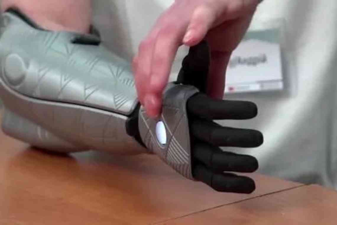 Нова біонічна рукавичка зчитує інформацію від свого власника мовою жестів