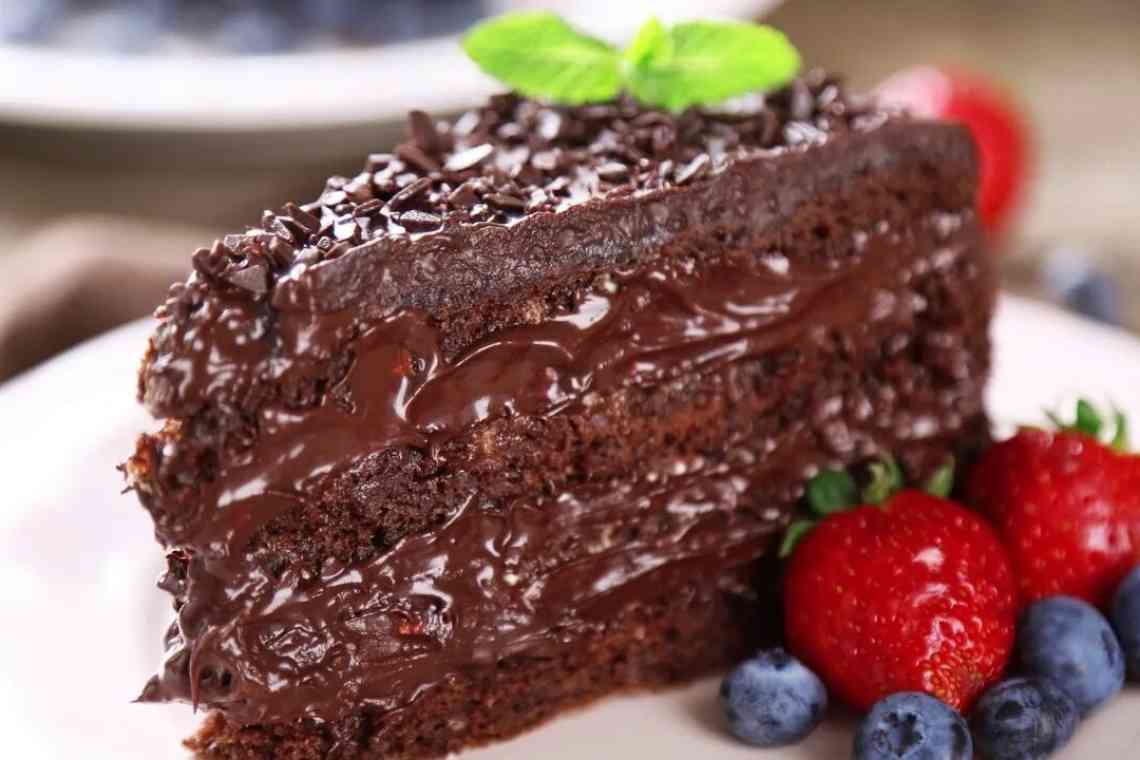 Оригінальний Шоколадний торт рецепт з ягодами, вершковою карамеллю, бананами і кремом чіз