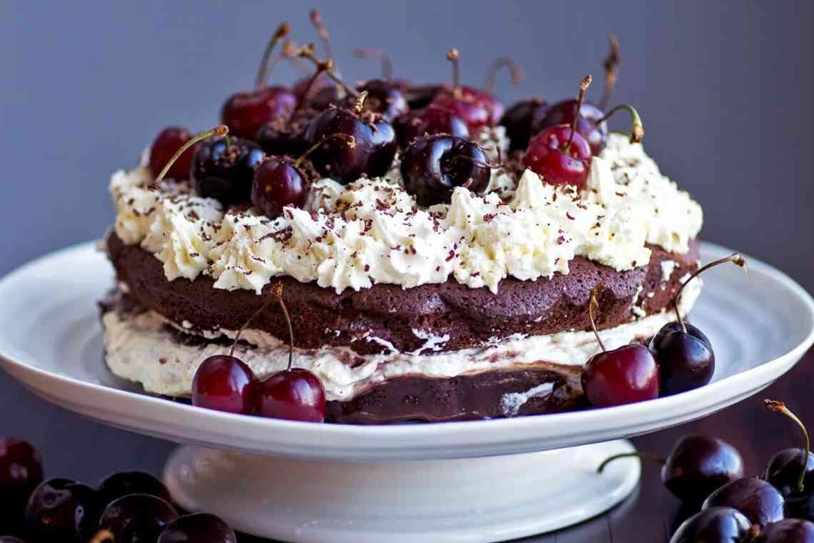 Як приготувати шоколадний торт з вишнею (7 покрокових рецептів)