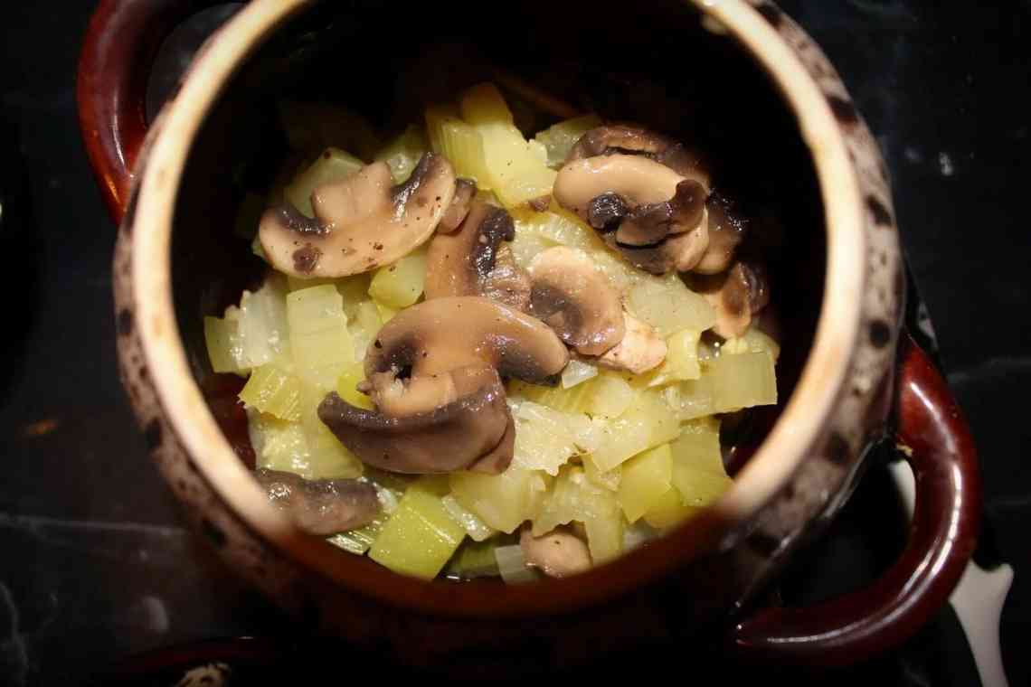 Картопля з м'ясом і грибами в горщиках у духовці рецепти з фото покроково