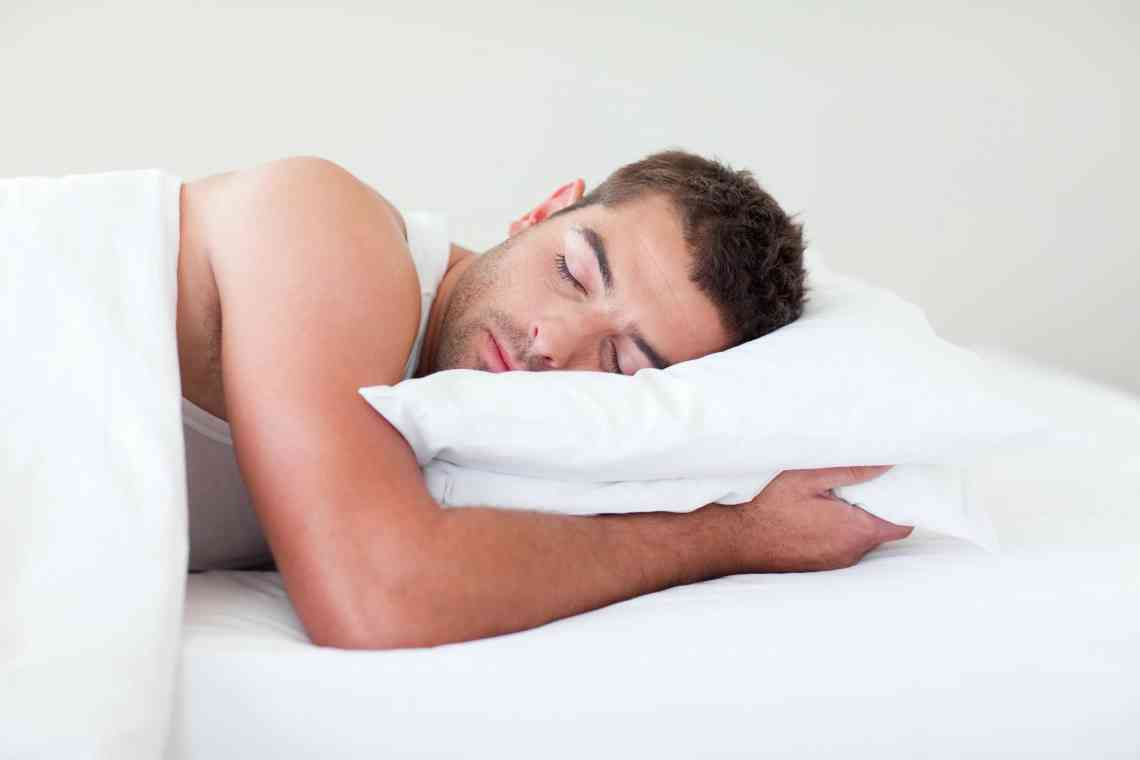 Як правильно і неправильно спати на подушці: приклад