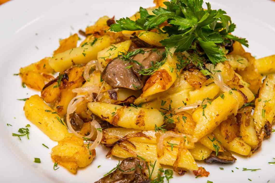 Смажена картопля з шампіньйонами на сковороді: смачні рецепти з цибулею, сиром, куркою, м'ясом