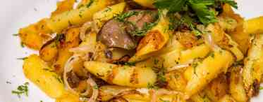 Смажена картопля з шампіньйонами на сковороді: смачні рецепти з цибулею, сиром, куркою, м'ясом