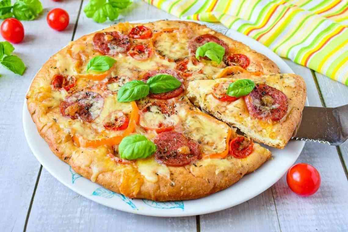 Піца з сирним кремом і томатами